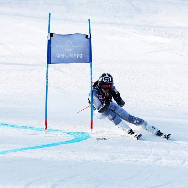 제107회 전국동계체육대회 스키알파인 종목에 나선 신혜오가 경기를 펼치고 있다. /경남스키협회
