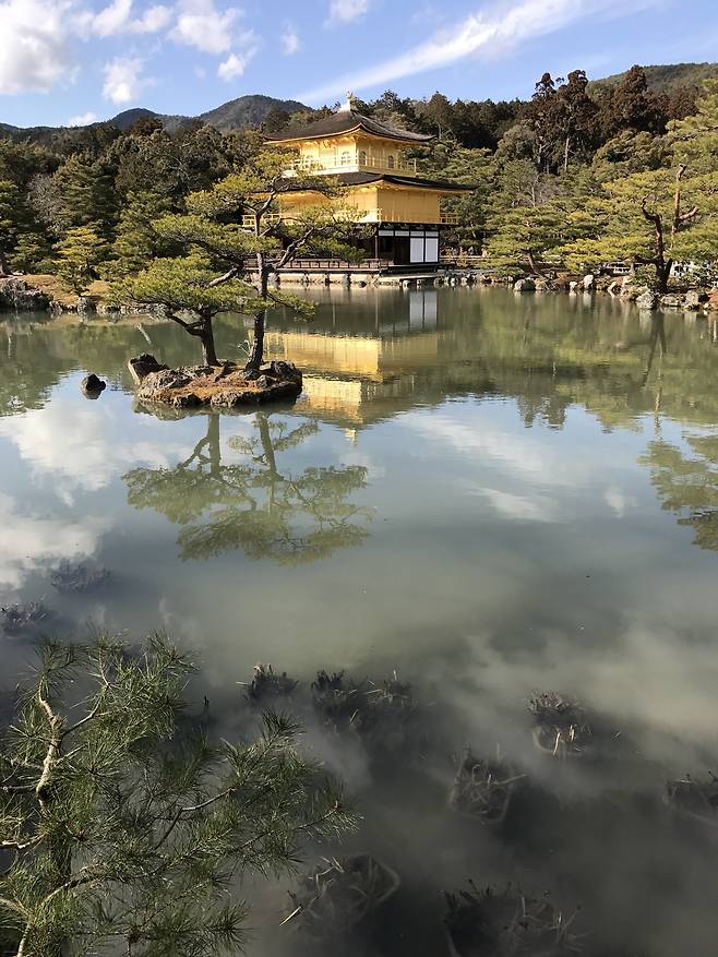금각사는 사시사철 관광객이 찾는 필수 여행코스다 _최병일 기자