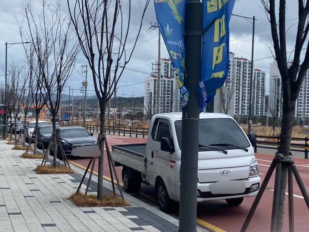 인근 어린이 보호구역 구간에서 차량이 도로 가장자리에 정차해 있다. 김민주 기자