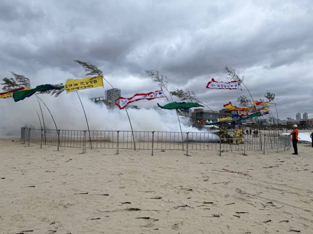 정월대보름 행사를 앞두고 불이 난 울산 동구 일산해수욕장 달집 현장에서 소방당국이 진화 작업을 벌이고 있다. 화재 현장에서 발생한 다량의 연기가 바람을 타고 확산하고 있다. 울산소방본부 제공