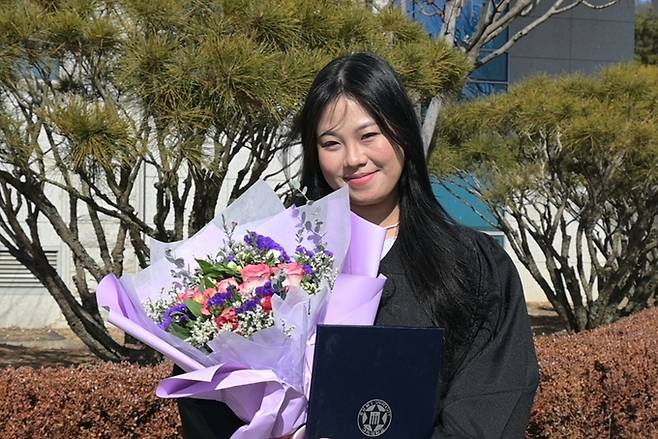 ▲ 구미대 작업치료과 쑤쏘쏘킨 학생의 졸업식 사진.