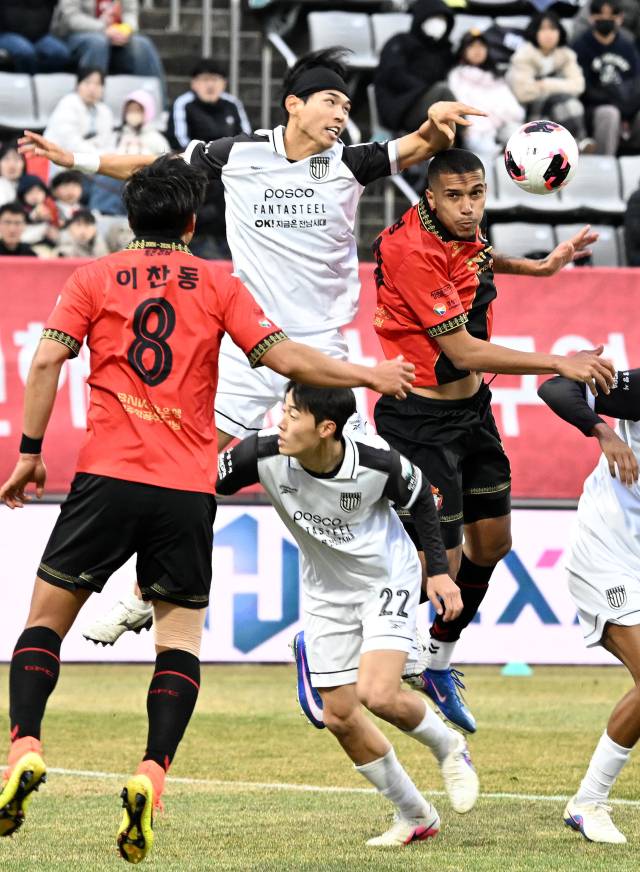 지난 1일 창원축구센터에서 열린 K리그2 경남FC와 전남 드래곤즈와의 개막전에서 경남FC 루컹 선수가 공중볼을 다투고 있다./성승건 기자/