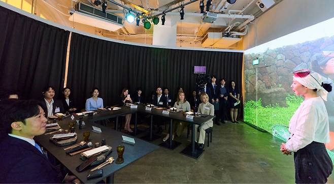 이재명 대통령과 싱가포르를 국빈방문 중인 김혜경 여사가 2일 '해녀의 부엌 싱가포르점'에서 제주 음식을 맛보며 공연을 보고 있다. 연합뉴스