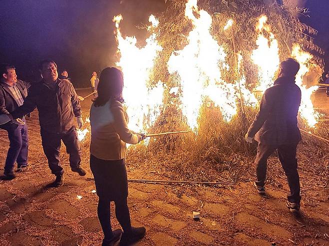장성황룡중학교가 최근 장성군 황룡면에서 열린 정월대보름 달집태우기 행사에 참여해 지역민들과 전통문화를 나누는 뜻깊은 시간을 가졌다. 장성황룡중 제공