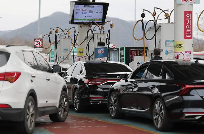 미국의 이란 공습 이후 중동 분쟁이 이어져 국제 유가가 요동치는 가운데 지난 1일 서울 서초구 만남의광장 주유소를 찾은 고객들이 주유하고 있다. / 사진=연합뉴스