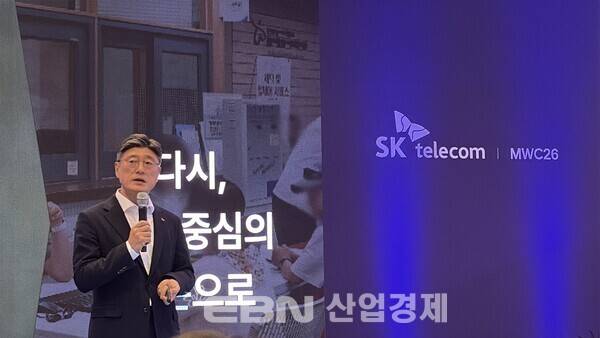 정재헌 SKT CEO는 1일(현지 시간) MWC26이 열리는 스페인 바르셀로나에서 기자간담회를 개최하고, AI 인프라의 재편과 대규모 투자 계획을 포함한 'AI 네이티브' 혁신 전략을 발표했다. [출처= EBN 김채린 기자]