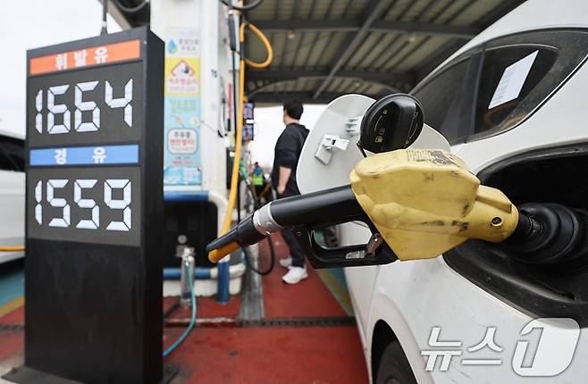 주유소에서 시민들이 주유를 하고 있다./제공=뉴스1