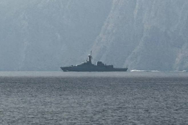 1일(현지시간) 세계 석유 및 가스의 상당량이 통과하는 주요 해상 교통로인 호르무즈 해협에서 항해 중인 해군 함정이 포착됐다. (사진=AFP)