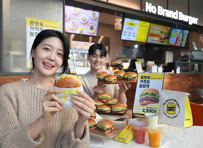26일 서울 성동구 노브랜드 버거 성수랩점에서 모델들이 버거업계 최저가인 노브랜드 버거 2500원짜리 신메뉴 어메이징 불고기를 소개하고 있다. 어메이징 불고기는 직화 고기 패티에 한국인이 가장 좋아하는 진한 불고기 소스, 신선한 양상추와 양파 등 신선한 채소를 더해 기본에 충실한 맛을 구현한 메뉴다. (사진=신세계푸드 제공).