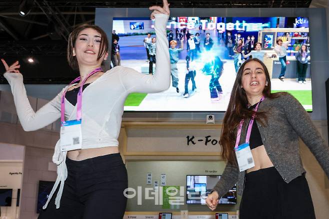 관람객이 AR 기반으로 코르티스 댄스 챌린지를 하고 있다(사진=KT)