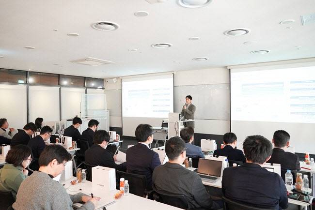 일본 '선진정보화사회시찰단'이 2월 26일 NHN클라우드를 방문해 회사 발표를 듣고 있다. (사진=NHN클라우드 제공)