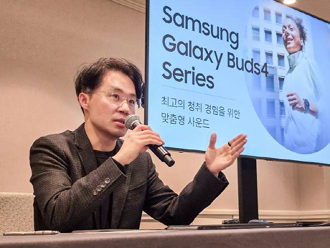 26일(현지시간) 미국 샌프란시스코에서 진행된 '갤럭시 버즈4 프로' 브리핑에서 문한길 삼성전자 MX사업부 오디오그룹 마스터가 설명하고 있는 모습. 사진=삼성전자