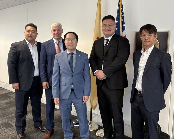 서준석 셀트리온 북미본부장 겸 미국법인장(오른쪽에서 두번째)이 앤디 킴 미국 상원의원(오른쪽에서 세번째), 케빈 브레넌 블루버드 스트래티지스(오른쪽에서 네번째) 등과 만나 기념 촬영을 하고 있다. (사진=케빈 브레넌 블루버드 스트래티지스 사장 링크드인 갈무리)