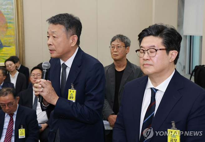 국회 국정감사에 출석한 김광일 MBK파트너스 부회장(왼쪽)과 김병주 MBK파트너스 회장 [사진=연합뉴스]