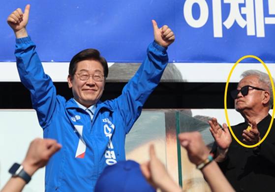 지난해 5월 26일 이재명 당시 더불어민주당 대선 후보가 경기 남양주시 평내호평역 광장에서 열린 유세에서 엄지손가락을 치켜들고서 시민들에게 지지를 호소하고 있는 모습. 이 후보 옆에서 배우 명계남 씨가 박수를 치고 있다. 〈사진=연합뉴스〉