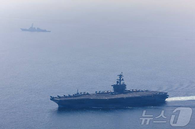 지난 2월 6일 미 항공모함 USS 에이브러햄 링컨과 구축함 USS 프랭크 E. 피터슨 주니어호가 아라비아해에서 훈련하고 있다.(제3자 제공, 재판매 및 DB금지) 2026.03.01. ⓒ 로이터=뉴스1
