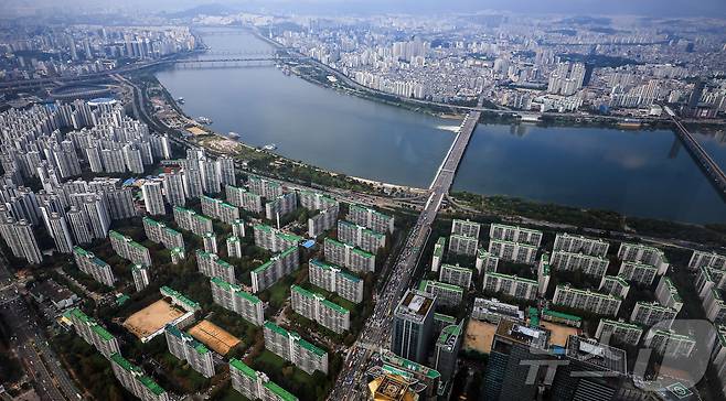 서울 송파구 롯데월드타워에서 바라본 한강변 아파트 단지.ⓒ 뉴스1 김진환 기자