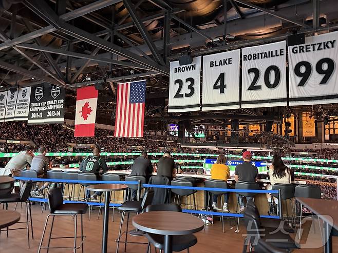 레이커스 홈구장 크립토닷컴 아레나 3층 펍에서도 경기를 관람할 수 있다. ⓒ 뉴스1 윤슬빈 관광전문기자