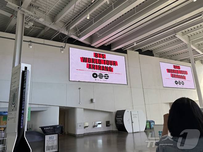 BTS 월드투어 홍보 안내판 ⓒ 뉴스1 윤슬빈 관광전문기자