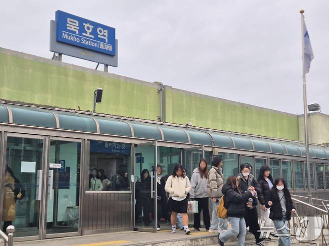 토요일이었던 지난달 28일 강원 동해시 KTX묵호역에 내린 서울발 열차 탑승객들이 대합실을 빠져나오고 있다. 뉴스1 윤왕근 기자