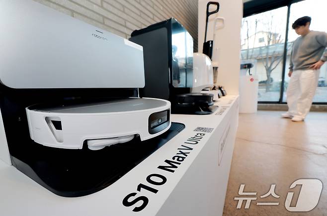 로보락은 지난 26일 출시한 신제품 로봇청소기 S10 MaxV 울트라의 흡입력이 전작 'S9 맥스V 울트라' 대비 약 60% 향상된 3만6000Pa이라고 밝혔다. 2026.2.26 ⓒ 뉴스1 이호윤 기자