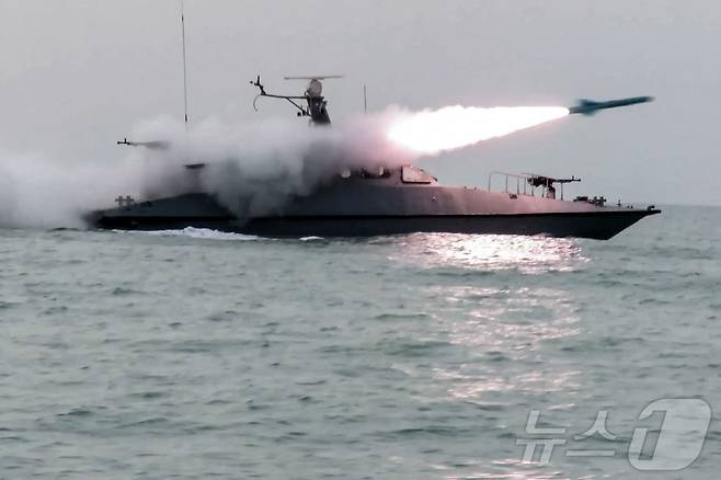 이란 이슬람혁명수비대(IRGC)의 호르무즈 해협 군사훈련. 2026.02.16 ⓒ AFP=뉴스1