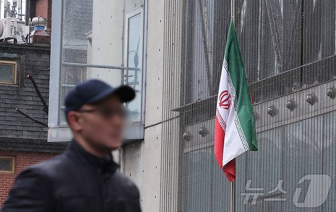 2일 서울 용산구 주한이란이슬람공화국대사관에 조기가 걸려있다.  ⓒ 뉴스1 김성진 기자