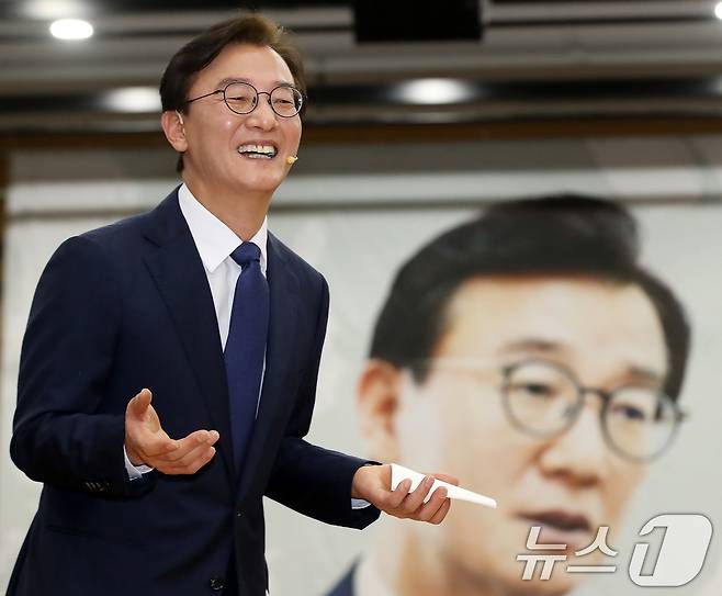 전재수 더불어민주당 의원이 2일 오후 부산 동구 부산항국제전시컨벤션센터에서 열린 '전재수, 북극항로를 열다 부산의 미래를 열다' 출판기념회에서 발언하고 있다. 2026.3.2 ⓒ 뉴스1 윤일지 기자