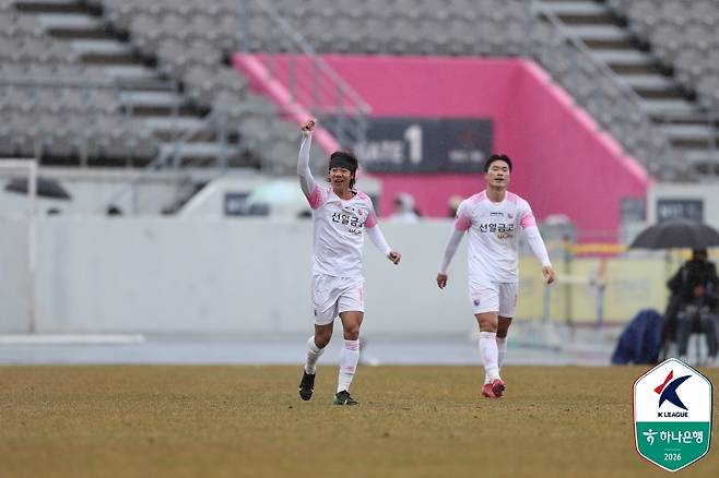 파주 프런티어의 이준석(왼쪽)이 2일 열린 하나은행 K리그2 2026 1라운드 충남아산전에서 전반 13분 선제골을 넣은 뒤 기뻐하고 있다. 그러나 파주는 충남아산에 2-3으로 역전패했다. (한국프로축구연맹 제공)