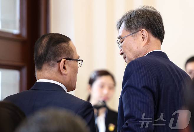 위성락 안보실장(왼쪽)과 조현 외교부 장관이 2일(현지시간) 싱가포르 외교부에서 공동언론발표에서 대화를 하고 있다. 2026.3.2 ⓒ 뉴스1 허경 기자