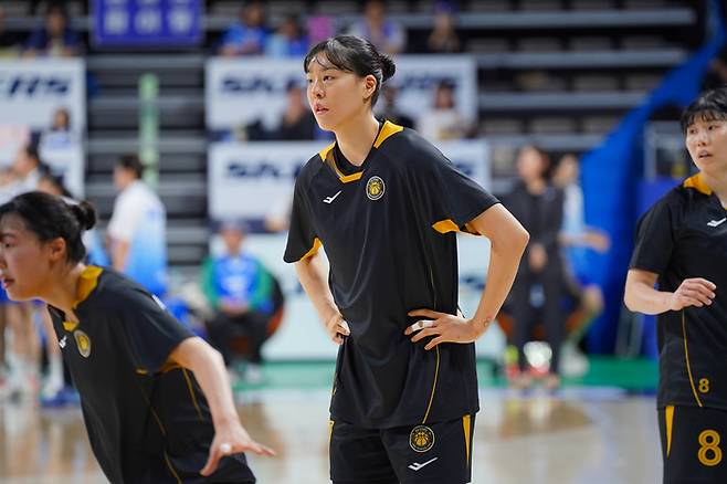 KB 박지수가 아산이순신체육관에서 열린 BNK금융 2025~2026 여자프로농구 우리은행전에 앞서 몸을 풀고 있다. 사진 | WKBL