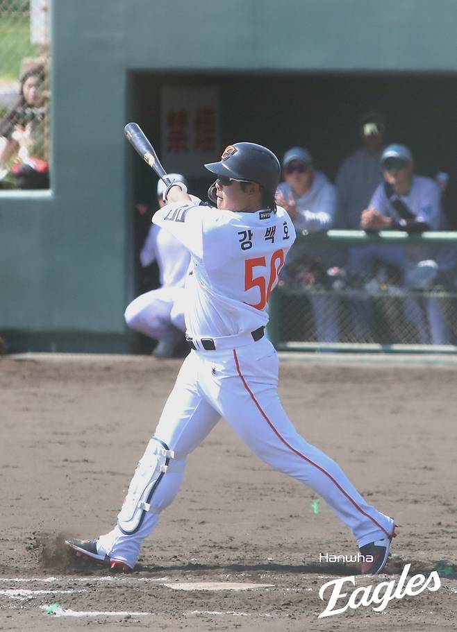 강백호가 2일 일본 오키나와 구시가와 야구장에서 열린 KT와의 평가전에서 5회초 1타점 2루타를 치고 있다. 사진 | 한화 이글스