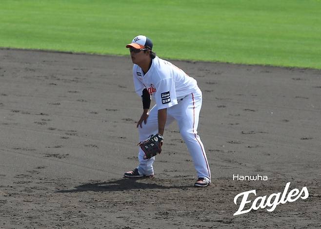 강백호가 2일 일본 오키나와 구시가와 야구장에서 열린 KT와의 평가전에서 1루 수비를 하고 있다. 사진 | 한화 이글스