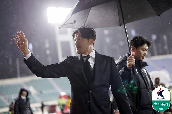 친정팀 부산 아이파크에서 현역 은퇴식을 치른 박종우. 사진 | 한국프로축구연맹