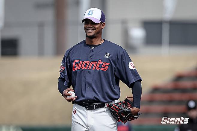롯데 엘빈 로드리게스가 1일 일본 미야자키 미야코노조 구장에서 열린 지바 롯데전에서 투구를 마친 뒤 미소 짓고 있다. 사진 | 롯데 자이언츠
