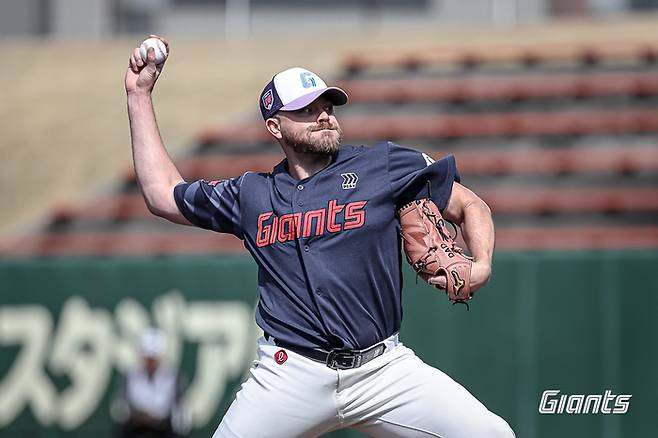 롯데 제레미 비슬리가 1일 일본 미야자키 미야코노조 구장에서 열린 지바 롯데전에서 투구하고 있다. 사진 | 롯데 자이언츠