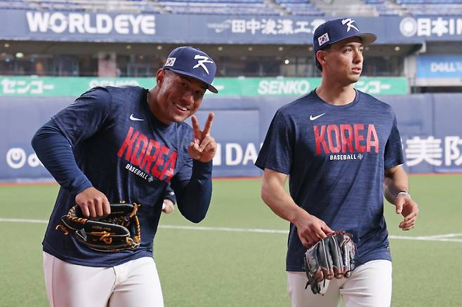 WBC 훈련 합류한 저마이 존스-셰이 위트컴

    (오사카=연합뉴스) 임화영 기자 = 월드베이스볼클래식(WBC) 출전을 앞둔 한국 야구 대표팀 저마이 존스와 셰이 위트컴이 1일 일본 오사카 교세라돔에서 훈련을 하고 있다. 2026.3.1

    hwayoung7@yna.co.kr

(끝)





<저작권자(c) 연합뉴스, 무단 전재-재배포, AI 학습 및 활용 금지>