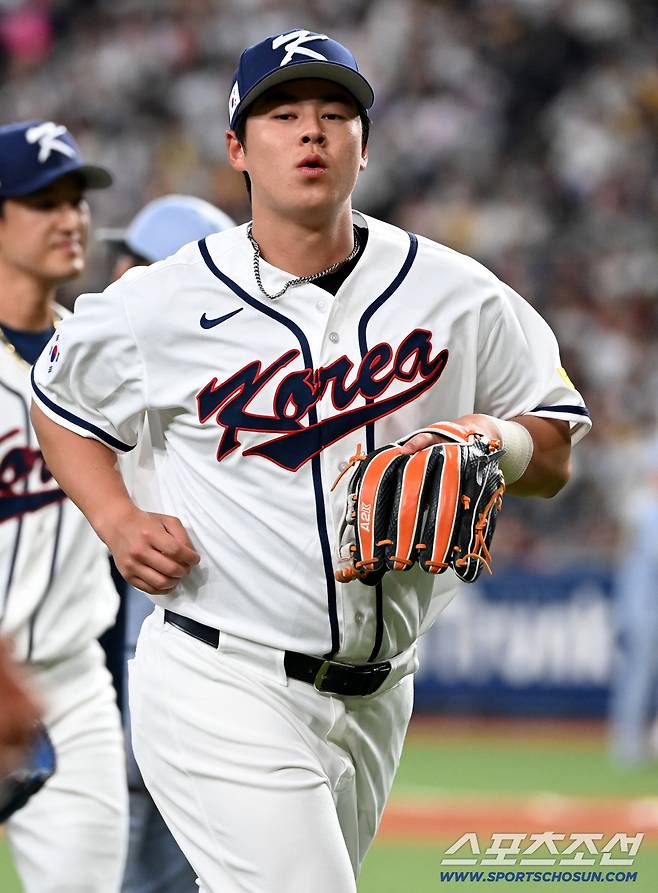 2일 일본 오사카 교세라돔에서 열린 WBC(월드베이스볼클래식) 한국 대표팀과 한신 타이거즈의 경기, 3루수 노시환이 이닝 종료 후 더그아웃으로 향하고 있다. 오사카(일본)=허상욱 기자wook@sportschosun.com/2026.03.02/