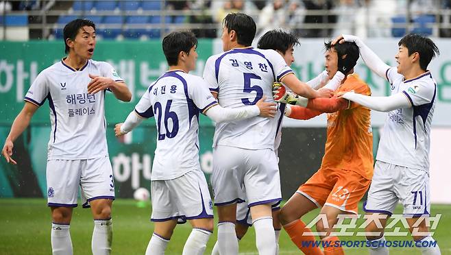 K리그1 대전하나시티즌과 FC안양의 경기가 2일 대전월드컵경기장에서 열렸다. 대전 김현욱 페널�K킥을 막아낸 안양 골키퍼 김정훈이 환호하고 있다. 대전=박재만 기자 pjm@sportschosun.com/2026.03.02/