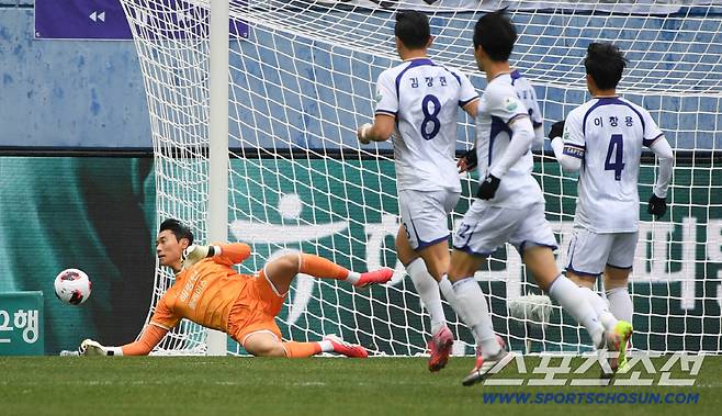 K리그1 대전하나시티즌과 FC안양의 경기가 2일 대전월드컵경기장에서 열렸다. 안양 골키퍼 김정훈이 대전 주민규 슈팅을 막아내고 있다. 대전=박재만 기자 pjm@sportschosun.com/2026.03.02/