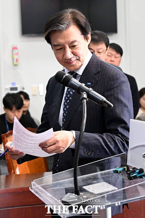 혁신당 지지율이 4%에 머무르는 이유로 고착화된 양당 구조 때문이라는 지적이 나온다. 사진은 조국 대표 모습. /남용희 기자