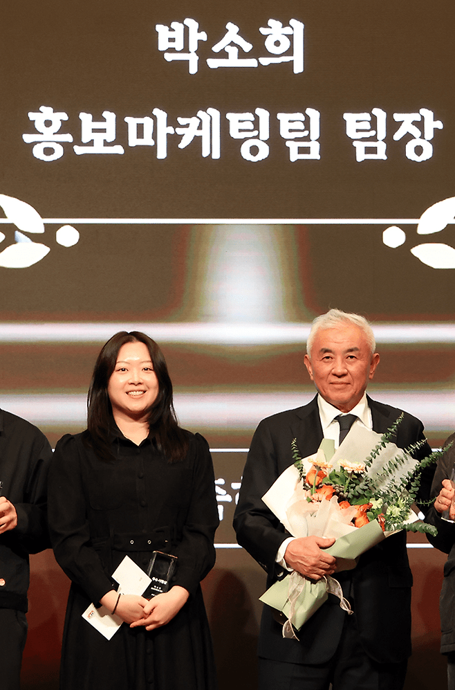 우수사원으로 뽑혀 주원홍 회장에게 상을 받은 박소희 팀장. 테니스코리아 제공