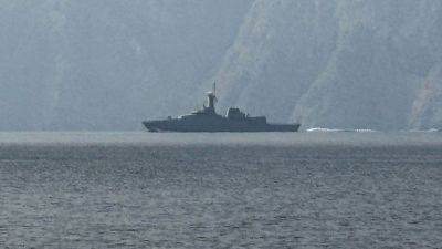 호르무즈 해협에서 해군 함정이 항해하고 있다. 연합뉴스