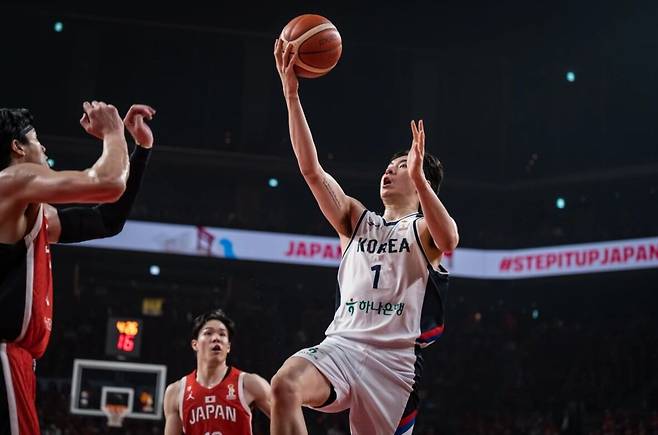 이현중이 1일 일본과 벌인 FIBA 월드컵 아시아 예선 원정 경기에서 슛을 시도하고 있다./FIBA