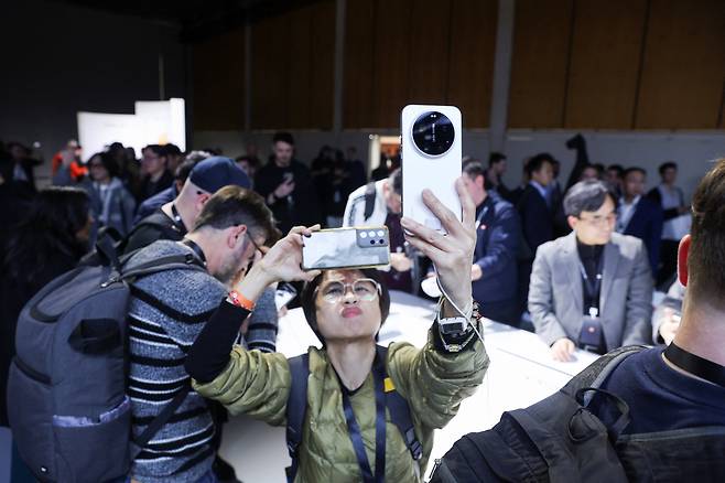 샤오미의 신제품을 테스트해보고 있는 관람객들/로이터 연합뉴스