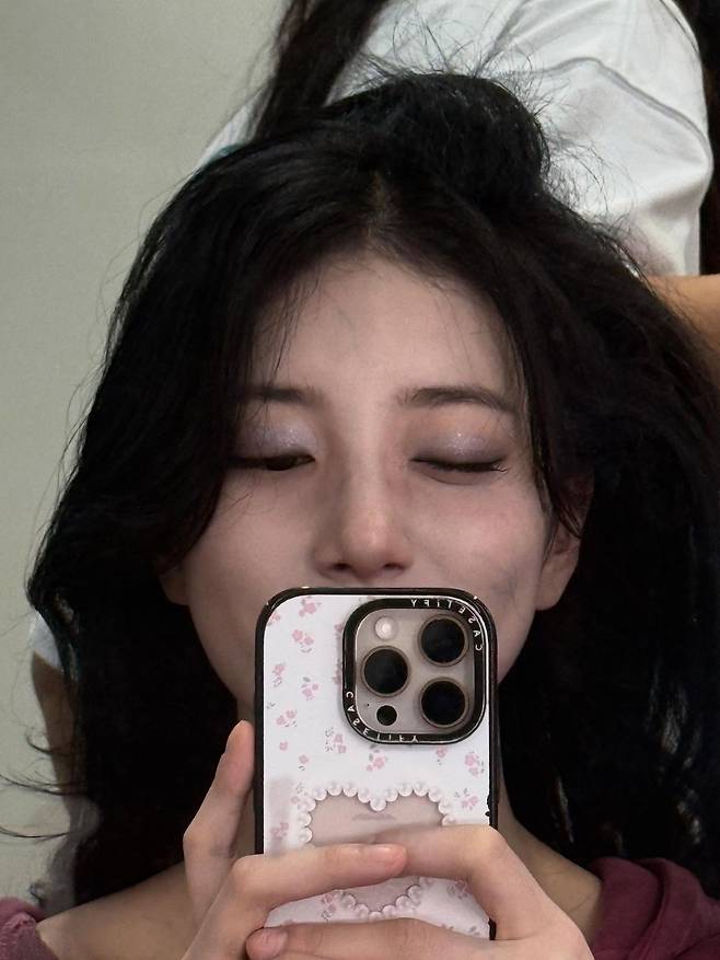 수지의 뱀파이어 로맨틱 메이크업. 인스타그램 @skuukzky