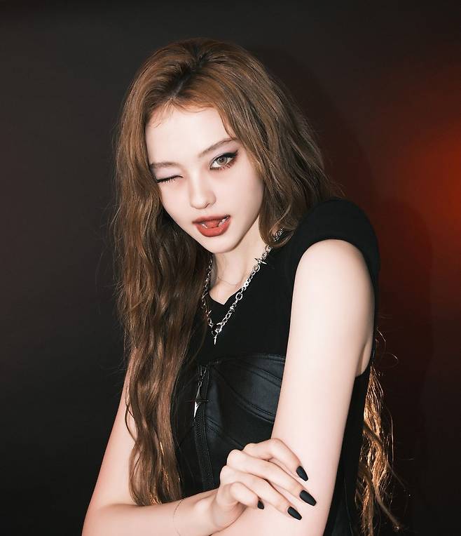 엘라의 뱀파이어 로맨틱 메이크업. 인스타그램 @risabae_art