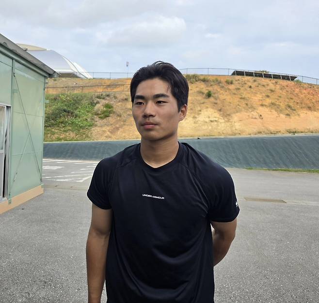 일본 오키나와 킨 구장에서 오재원이 취재진과 인터뷰를 하고 있다. 일본 오키나와=이성현 기자