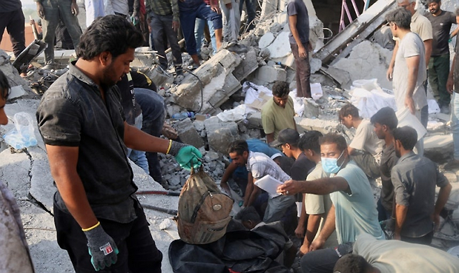 미국과 이스라엘의 소행으로 추정되는 공습으로 이란의 한 여자 초등학교에서 165명에 달하는 인명 피해가 발생했다.ⓒ연합뉴스