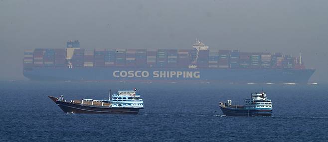 작은 선박과 대형 컨테이너선이 페르시아만과 오만만을 잇는 호르무즈 해협을 지나고 있다. AP 뉴시스